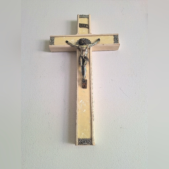 Wooden crucifix garnished with plasticized mother-of-pearl - Picture 3 of 10